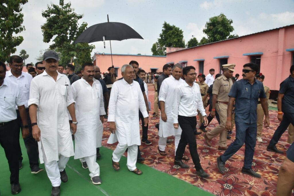 CM नीतीश ने छपरा के मढ़ौरा में नव निर्मित 2 छात्रावासों को किया उद्घाटन | 22Scope News Nitish Chapra 2 22Scope News