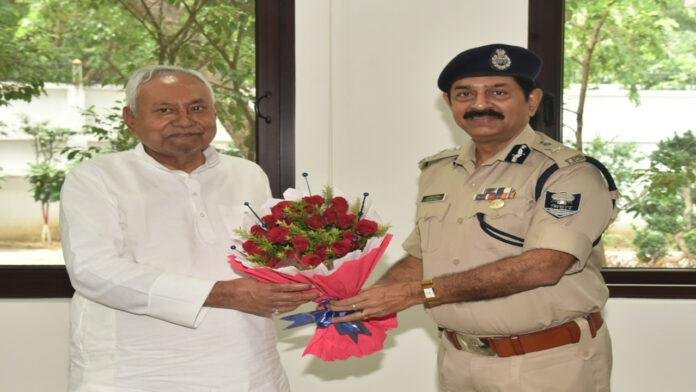 पदभार ग्रहण करने के बाद CM नीतीश से मिले DGP आलोक राज