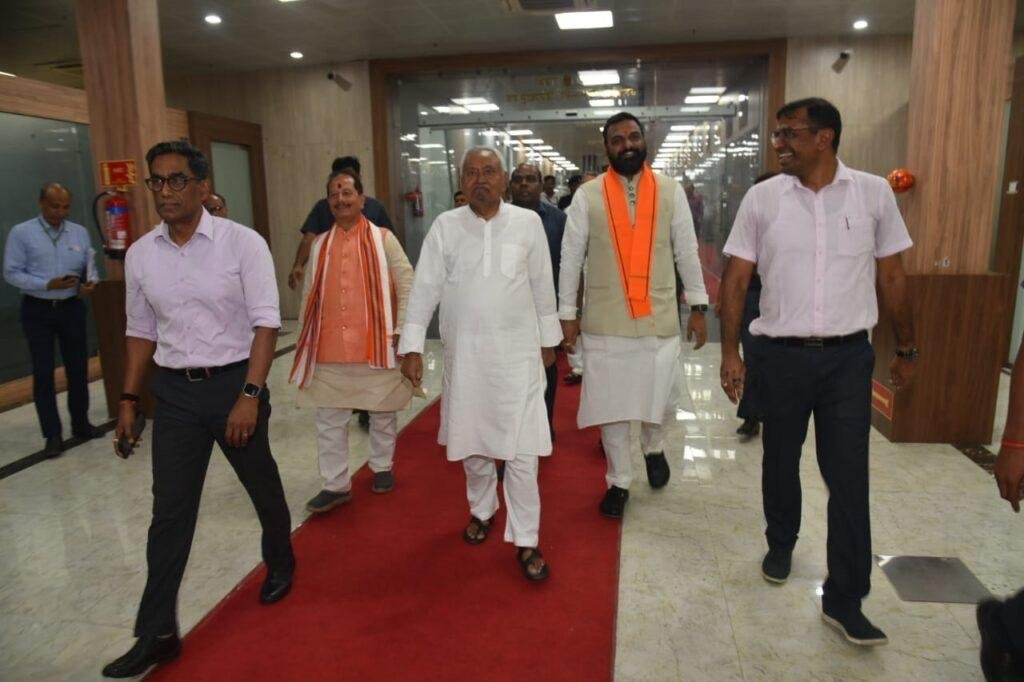 मुख्यमंत्री ने विश्वेश्वरैया भवन के जीर्णोद्धार व पुनर्विकास कार्य के अंतर्गत जी प्लस 7 भवन का किया उद्घाटन