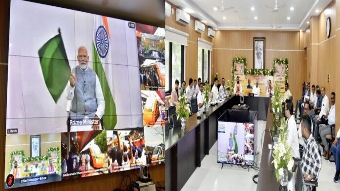 वीडियो कॉन्फ्रेंसिंग के माध्यम से 6 वंदे भारत एक्सप्रेस ट्रेनों के शुभारंभ कार्यक्रम में शामिल हुए CM
