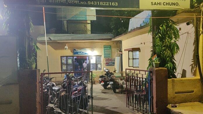 पियक्कड़ों और एक वारंटी को पकड़ने गई पुलिस टीम पर हमला