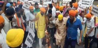पटना में आक्रोशित सिखों ने राहुल का किया पुतला दहन