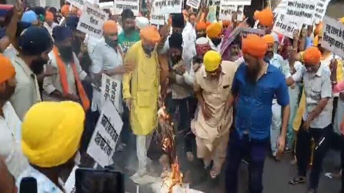 पटना में आक्रोशित सिखों ने राहुल का किया पुतला दहन