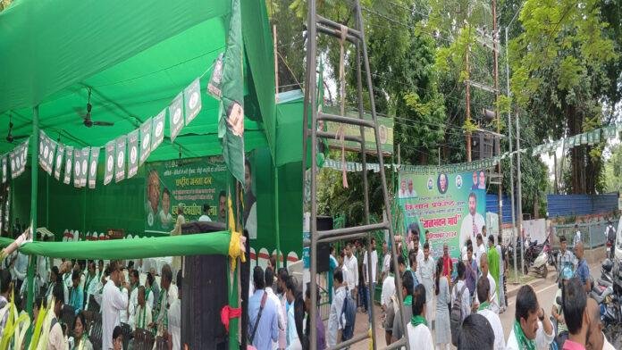 RJD का हल्लाबोल, आरक्षण और जाति जनगणना के मुद्दे पर धरना प्रदर्शन