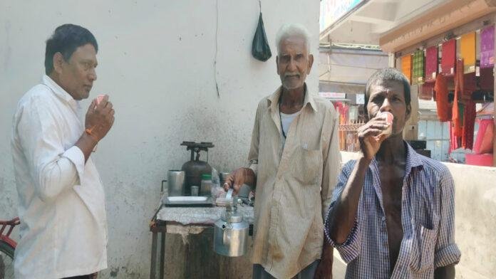 2 साल से राशन कार्ड के लिए भटक रहे हैं 65 साल के सहदेव