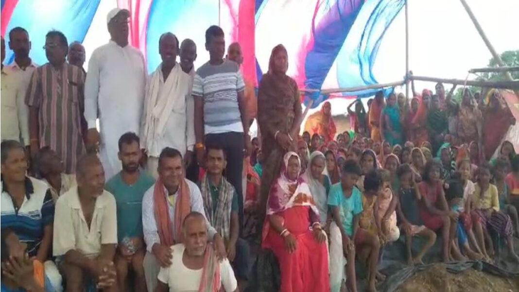 फोरलेन निर्माण कार्य से परेशान हैं ग्रामीण, अनिश्चितकालीन धरने पर बैठे