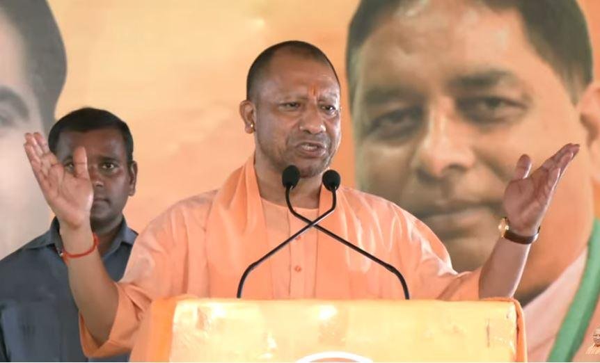 सीएम योगी आदित्यनाथ शुक्रवार को जम्मू कश्मीर के कठुआ में चुनावी जनसभा को संबोधित करते हुए। 