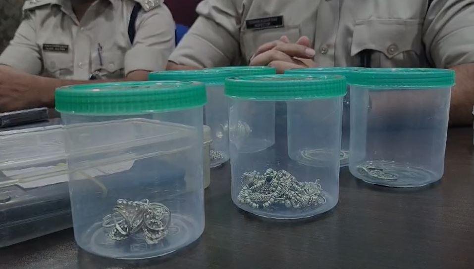 Bokaro पुलिस की बड़ी कार्रवाई, मुख्य सरगना बादशाह खान समेत तीन गिरफ्तार... | 22Scope News Bokaro पुलिस जप्त सामान के साथ