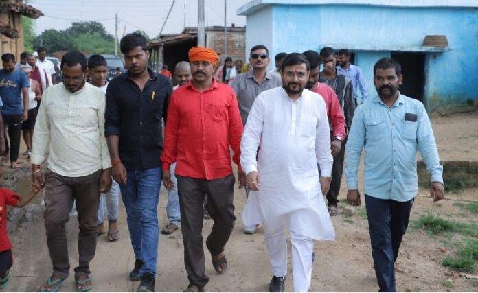 Hazaribagh : पीएम मोदी के कार्यक्रम को लेकर भाजपा नेता हर्ष अजमेरा ने गांव-गांव घूमकर दिया निमंत्रण...