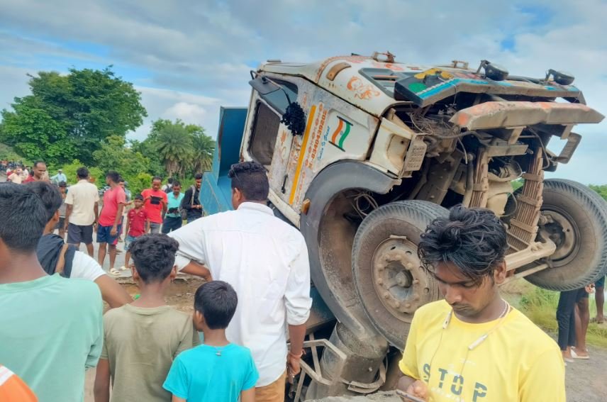 Saraikela में पुल धंसने से अंदर समाया हाईवा, राजनगर-जमशेदपुर मार्ग में आवागमन बाधित…