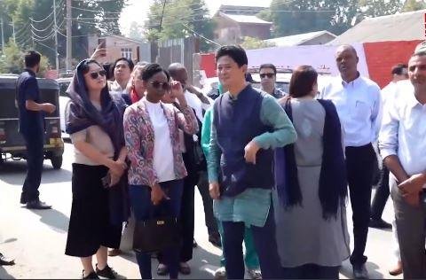 kashmir-min जम्मू कश्मीर में विधानसभा के दूसरे चरण की वोटिंग देखने पहुंचे विदेशी राजनयिक।