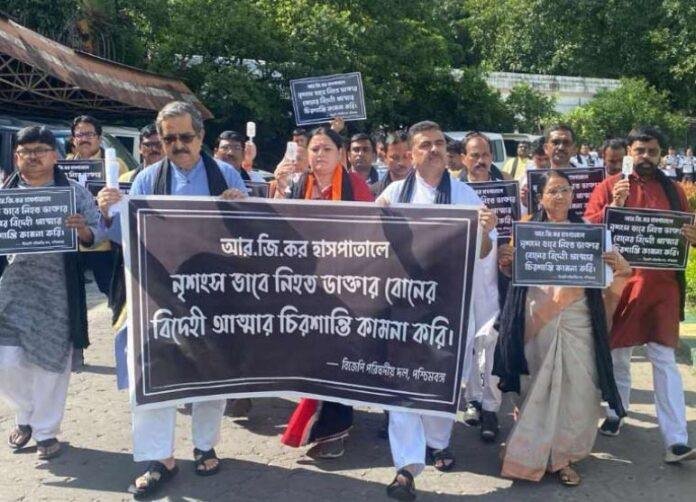 कोलकाता में विधानसभा परिसर में मौन जुलूस निकालते भाजपा विधायक।