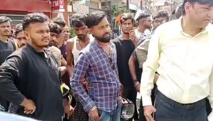 Breaking : Ranchi के इस जगह पर प्रतिबंधित मांस मिलने से मची सनसनी, लोगों ने कर दिया सड़क जाम...