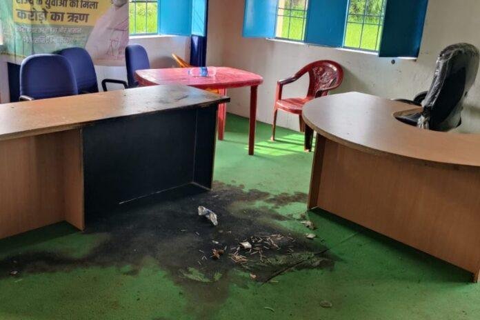 Chatra : सरकार आपके द्वार कार्यक्रम में मची अफरा-तफरी, युवक ने पेट्रोल लगा डाली आग और...