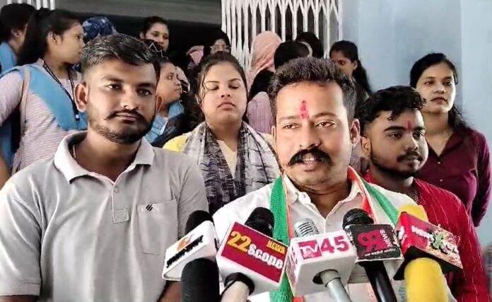 ntu-min Dhanbad SSLNT महिला कॉलेज में छात्रों को फेल करने के बाद हंगामा, छात्रों ने HOD कार्यालय को घेरा और...