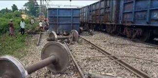 मयनागुड़ी में मालगाड़ी के डिब्बे पटरी से उतरे।