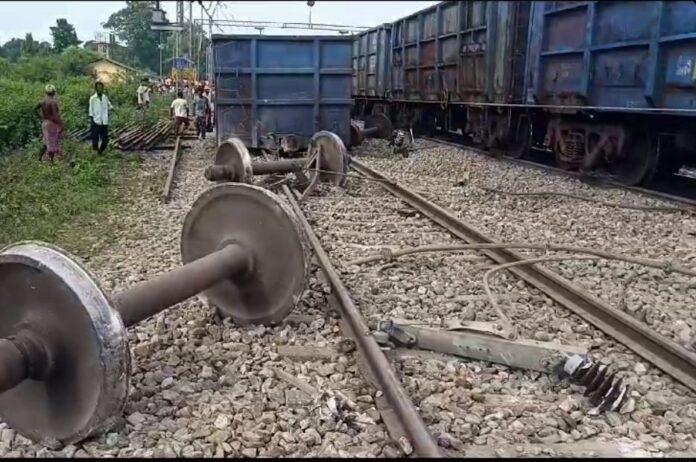 मयनागुड़ी में मालगाड़ी के डिब्बे पटरी से उतरे।