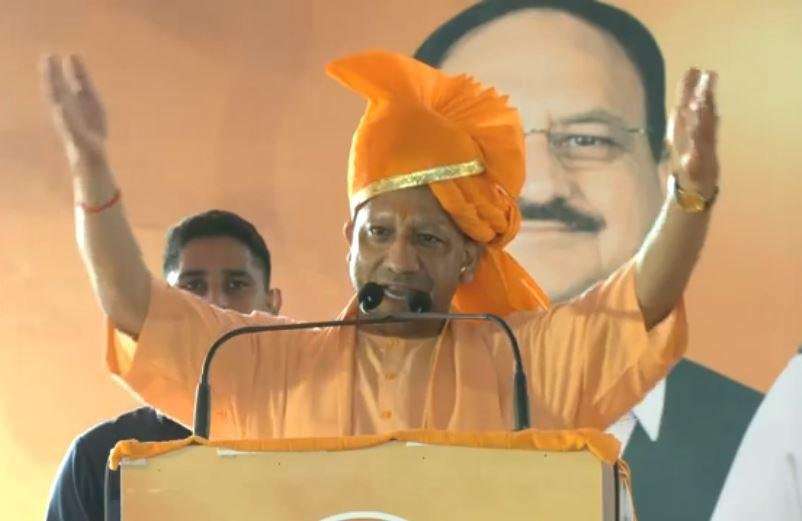 CM Yogi ने बताया – भाजपा माने समाधान और कांग्रेस माने समस्या जम्मू दक्षिण विधानसभा के आरएस पुरा में चुनावी जनसभा को संबोधित करते सीएम योगी आदित्यनाथ