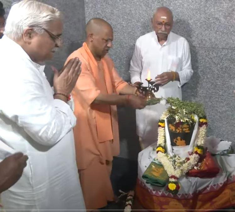 बृहस्पतिवार को अयोध्या में रामनाथ स्वामी मंदिर के प्राण प्रतिष्ठा समारोह में भाग लेते सीएम योगी और आरएसएस के भैयाजी जोशी