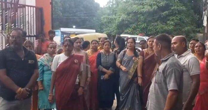 Bokaro : महिलाओं ने थाने में जमकर काटा बवाल, पति-पत्नी और...