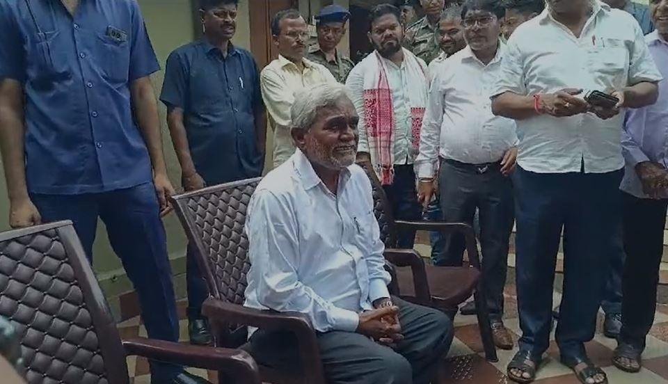 Saraikela : डॉ बी मण्डल के परिजनों से मिले चंपाई सोरेन, हर संभव कार्रवाई का दिया आश्वासन...