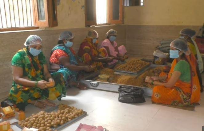 काशी विश्वनाथ मंदिर में प्रसाद बनाने में जुटीं महिला वेंडर। 