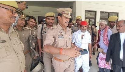 यूपी के भदोही के कोर्ट में सरेंडर करने जाते सपा विधायक जाहिद बेग