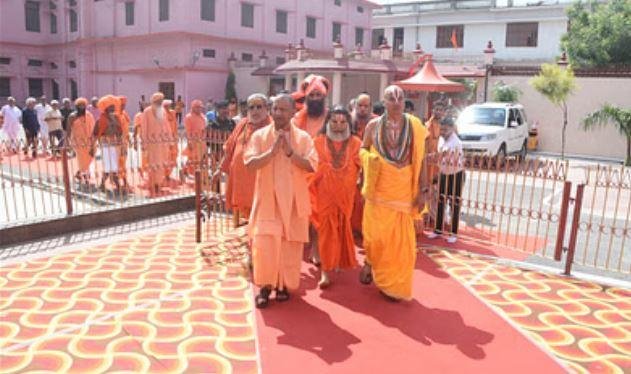 गोरक्षपीठ आश्रम में शनिवार को संत समाज के साथ कार्यक्रम स्थल को जाते सीएम योगी आदित्यनाथ।