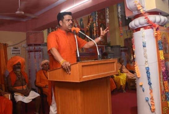 गोरक्षपीठ आश्रम में शनिवार को संबोधन देते सांसद रवि किशन