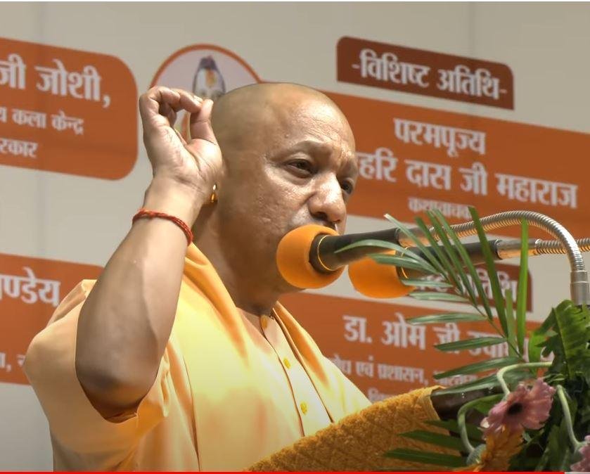 गोरखपुर में रविवार को गीता प्रेस के हनुमान प्रसाद पोद्दार की 132वीं जयंती वाले कार्यक्रम को संबोधित करते सीएम योगी आदित्यनाथ। 