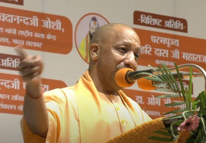 गोरखपुर में रविवार को गीता प्रेस के हनुमान प्रसाद पोद्दार की 132वीं जयंती वाले कार्यक्रम को संबोधित करते सीएम योगी आदित्यनाथ।