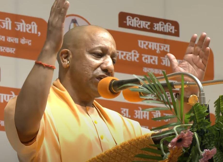 गोरखपुर में रविवार को गीता प्रेस के हनुमान प्रसाद पोद्दार की 132वीं जयंती वाले कार्यक्रम को संबोधित करते सीएम योगी आदित्यनाथ। 