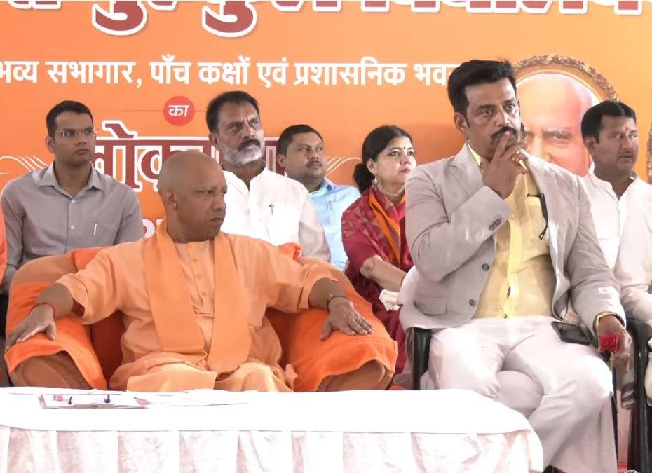 बच्चों की शिक्षा पर CM Yogi का फोकस, बोले – कोई बच्चा ना छूटे, सबको कुछ न कुछ स्किल सिखाएं गोरखपुर के गुरुकुल स्कूल में रविवार को सीएम योगी आदित्यनाथ और सांसद रवि किशन शुक्ला।