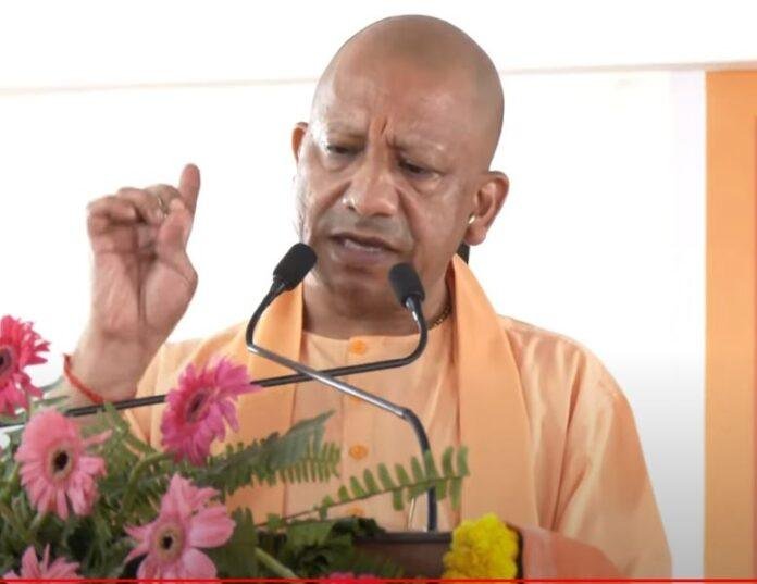 गोरखपुर के गुरुकुल स्कूल में रविवार को सीएम योगी आदित्यनाथ।