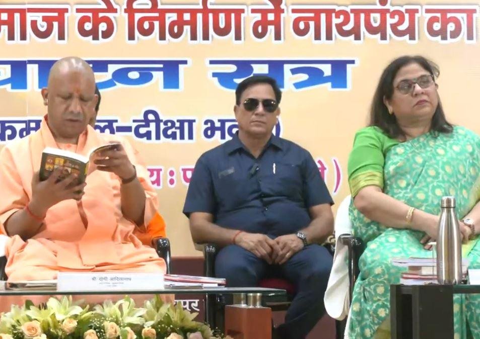 शनिवार को गोरखपुर विश्वविद्यालय की अंतरराष्ट्रीय संगोष्ठी में सीएम योगी आदित्यनाथ