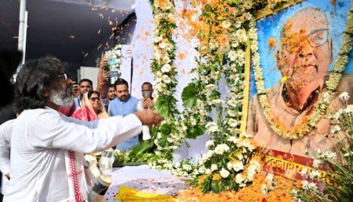 Breaking : सांसद पप्पू यादव के पिता के श्राद्धकर्म में शामिल हुए सीएम हेमंत सोरेन...