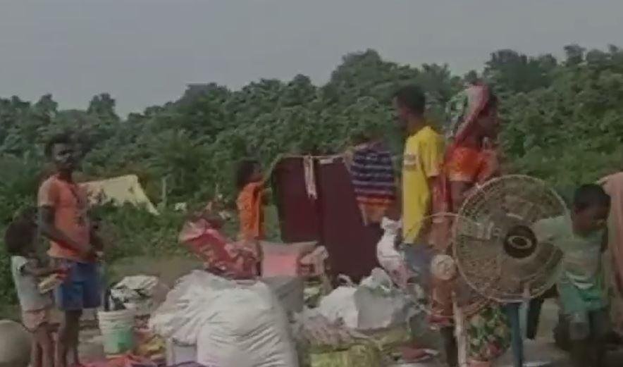 Saraikela : भारी बारिश का कहर, स्कूल भवन में रहने को मजबूर 50 परिवार और...