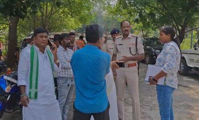 Dhanbad : घर में घुसकर आदिवासी युवती की हत्या, दुष्कर्म की आशंका, तीन हिरासत में...