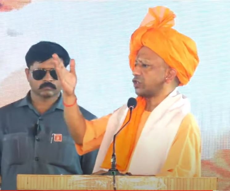पश्चिम त्रिपुरा में सोमवार को संबोधन देते यूपी के सीएम योगी आदित्यनाथ