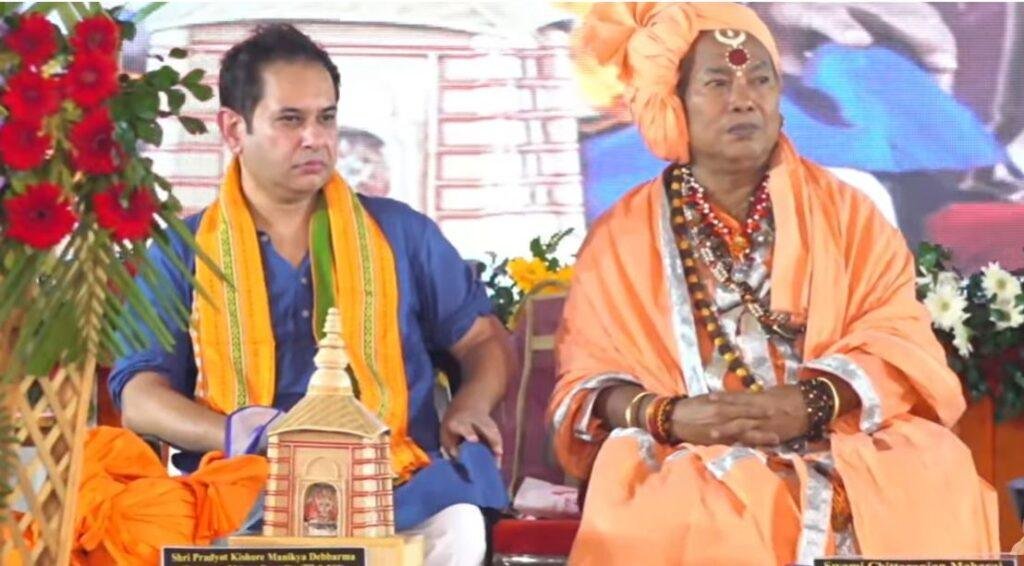 पश्चिम त्रिपुरा में सोमवार को सीएम योगी के कार्यक्रम में मौजूद राजकुमार प्रद्योत विक्रम और पद्म सम्मान प्राप्त संत चित्तरंजन ।