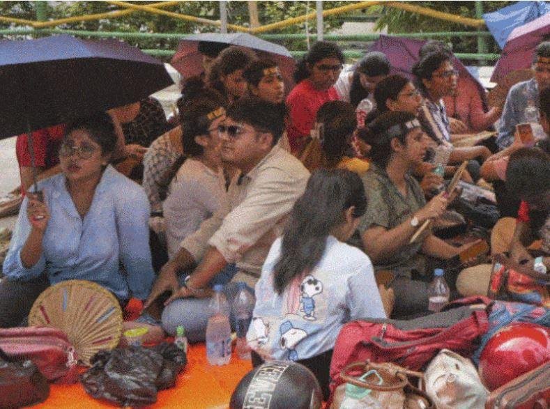 धरने पर बैठे जूनियर डॉक्टर सीएम ममता बनर्जी की बातों को सुनते हुए।