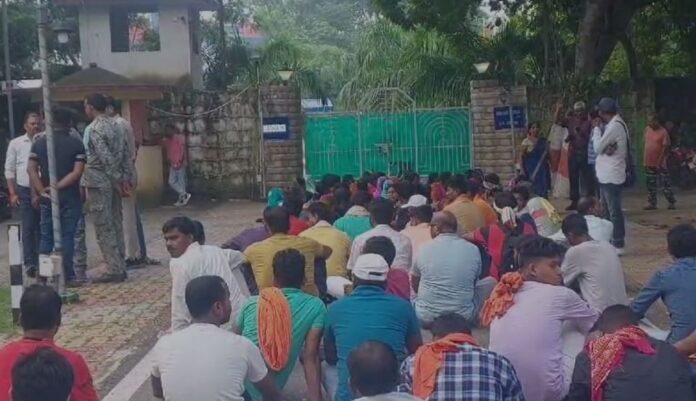 Bokaro : ग्रामीणों ने अहले सुबह घेर दिया डीसी ऑफिस और फिर...