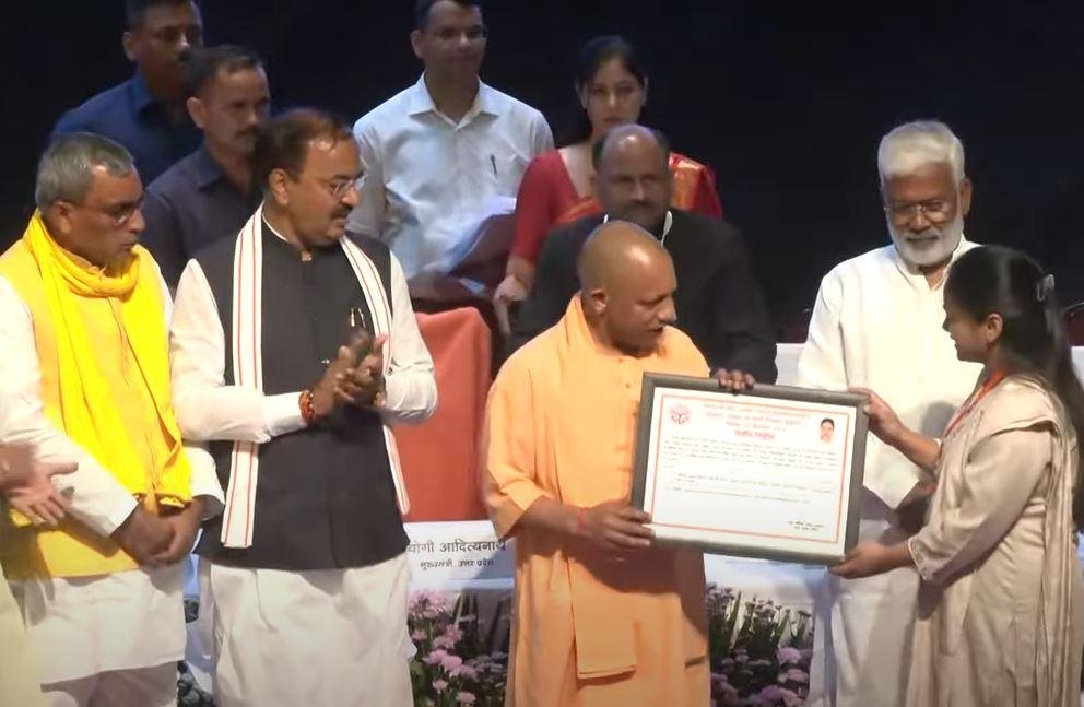 बुधवार को लखनऊ में नियुक्ति पत्र वितरण कार्यक्रम में सीएम योगी आदित्यनाथ अपने कैबिनेट मंत्रियों के साथ।