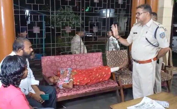 Jamshedpur : आदिवासी महिला और उसकी बेटी की पिटाई मामले में आजसू नेता के खिलाफ FIR, पीड़िता से मिले विधायक मंगल कालिंदी...