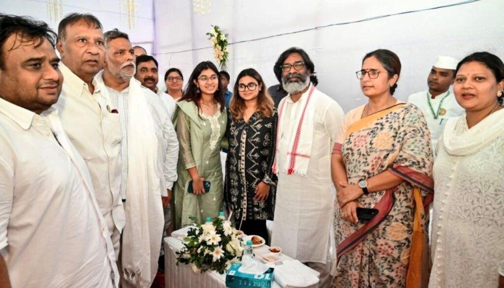 Breaking : सांसद पप्पू यादव के पिता के श्राद्धकर्म में शामिल हुए सीएम हेमंत सोरेन...