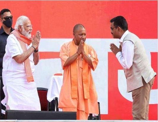 पीएम मोदी और सीएम योगी संग असीम अरुण की फाइल फोटो