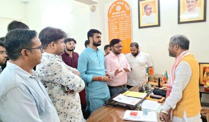 Ranchi : JSSC CGL के दर्जनों अभ्यार्थियों ने बाबूलाल मरांडी से मुलाकात, कर दी ये मांग...