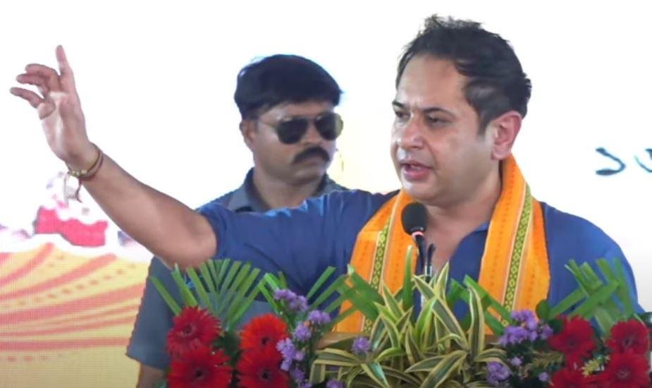 पश्चिम त्रिपुरा में सीएम योगी के कार्यक्रम में बोलते राजकुमार प्रद्योत विक्रम माणिक्य।