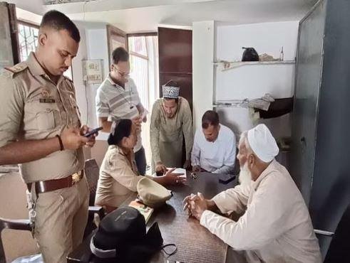 प्रयागराज में बुधवार को मदरसे को सील करने से पहले आवश्यक छानबीन करती पुलिस टीम। 