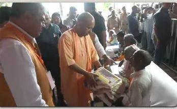 बहराइच में CM Yogi ने हिंसक भेड़िए को शूट करने का दिया निर्देश, निगरानी को लगे 4 थर्मल ड्रोन बहराइच में पीड़ित परिवारों से मिलते सीएम योगी